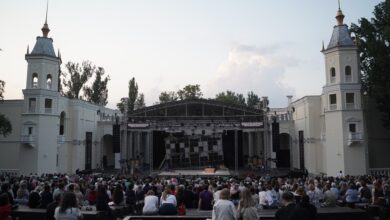 Пенсионеры в театре, покидающие диван и наслаждающиеся культурной программой