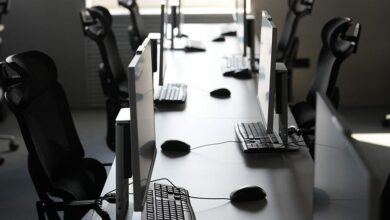 Офисные сотрудники с защитными аксессуарами, обсуждающие стратегии выживания
