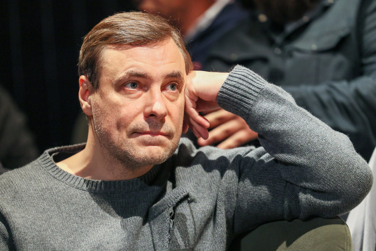 Евгений Цыганов с виниловыми пластинками на фоне звездного космоса.