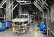 УАЗ внедорожник на фоне Волги, китайские мастера за работой