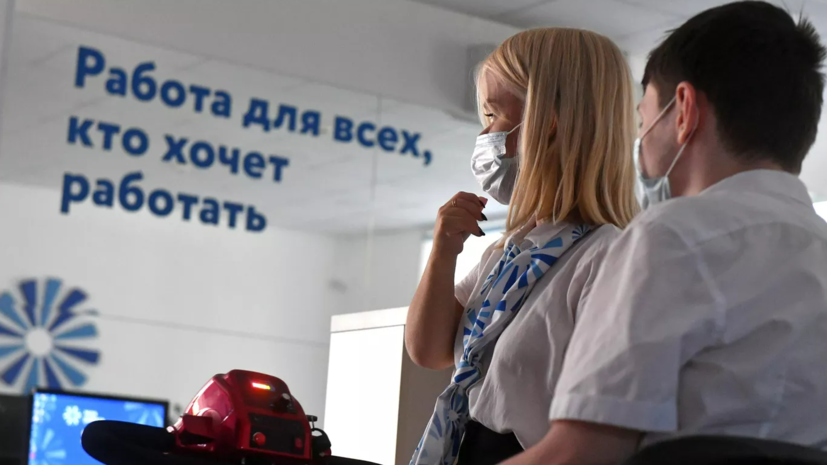 Иллюстрация, изображающая человека, исследующего корпоративное окружение в поисках подлинной работы среди миражей.