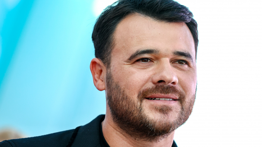Эмин Агаларов с киркой и лопатой на строительной площадке