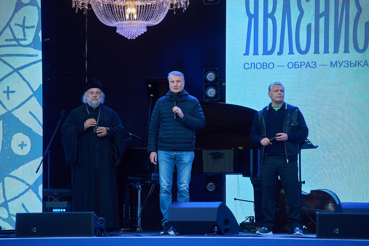 Пейзаж Алупки с видом на море и горы, символизирующий культурное наследие и искусство Крыма.