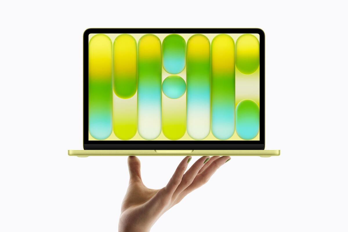 Подержанный MacBook на столе с инструментами для чистки