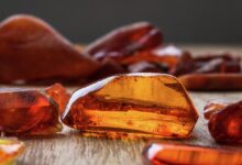 Изображение солнечного камня и желтой пластмассы, символизирующее балтийское золото