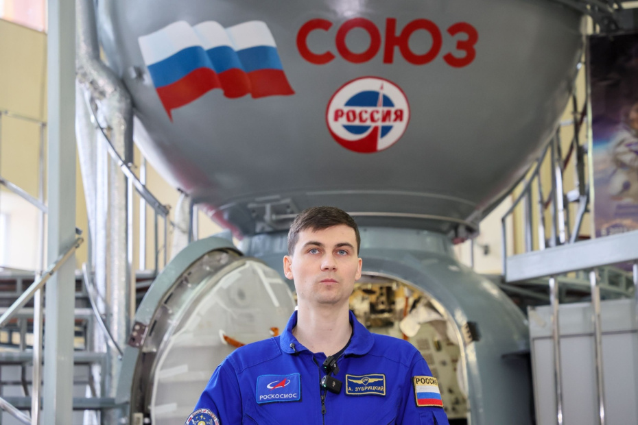 Космонавт на фоне ракеты Роскосмоса с Басковым на орбите