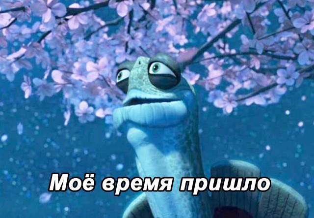Сварщик и электрик работают с разводным ключом на фоне современного города
