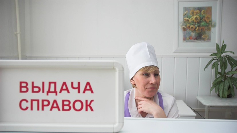 Человек на диване использует компьютер для получения справки онлайн