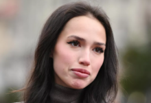 Алина Загитова с свистком, готовящаяся к тренировки в Казани