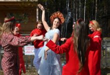 Две спортсменки на пьедестале награждения с бронзовыми медалями
