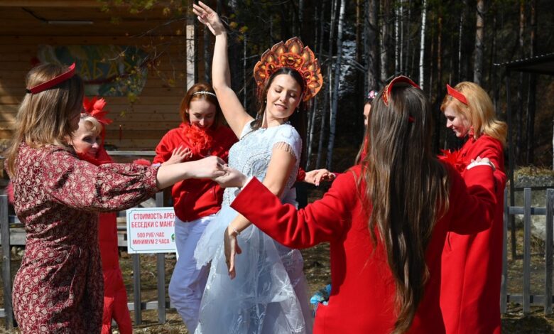 Две спортсменки на пьедестале награждения с бронзовыми медалями