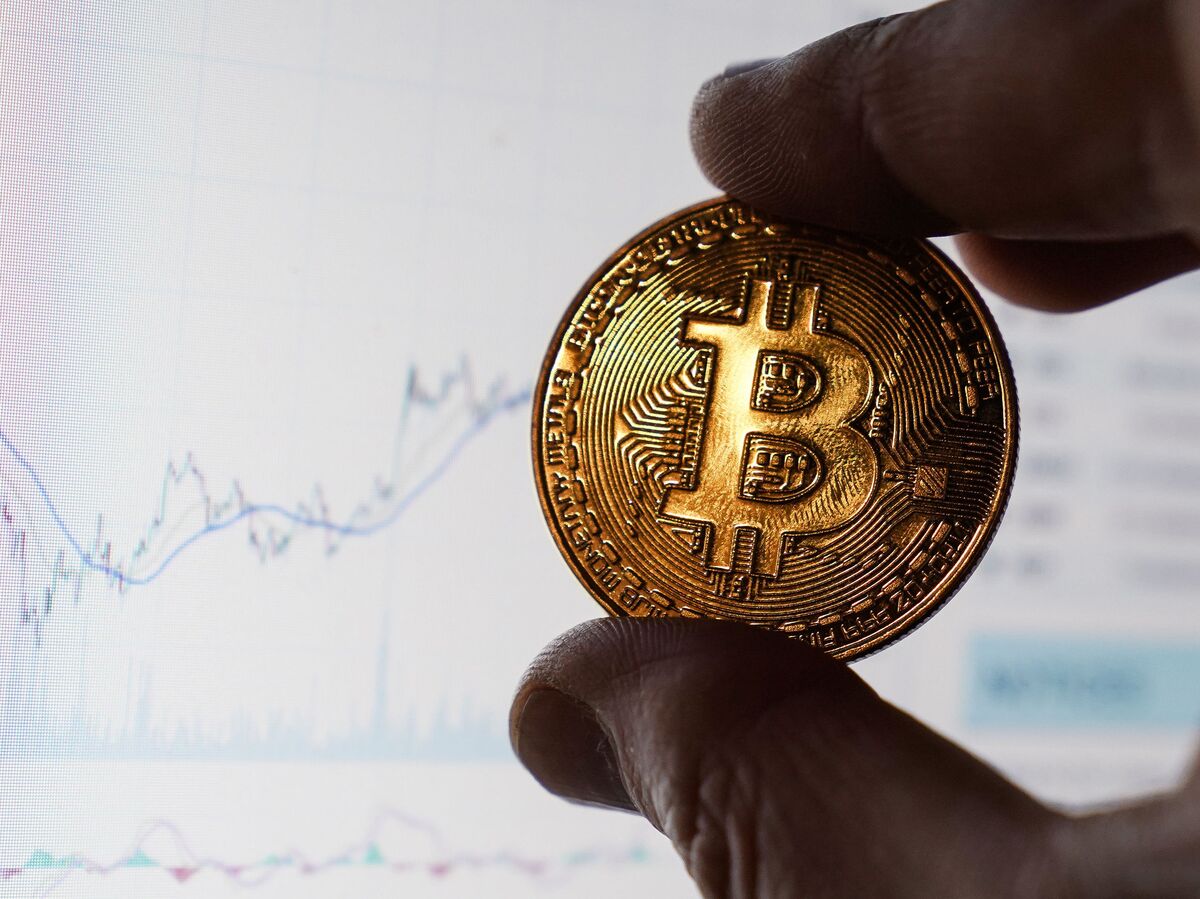 Иллюстрация цифрового наследства и передачи биткоинов