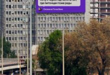 Банкиры с плакатами о круассанах на улице