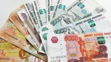 Изображение юных предпринимателей, обсуждающих бизнес-идеи