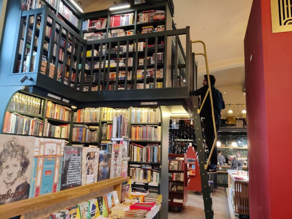 Изображение книги, выпущенной до 1990 года, без строгой маркировки