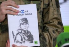 Дети читают стихи на берегу моря во время летних каникул