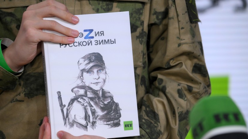 Дети читают стихи на берегу моря во время летних каникул