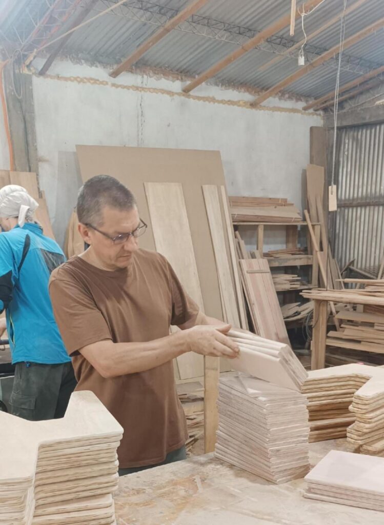 Русский айтишник, работающий с рубанком в джунглях Парагвая