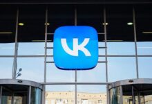 Логотипы VK и МФТИ на фоне изображения нейросети