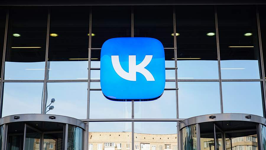 Логотипы VK и МФТИ на фоне изображения нейросети