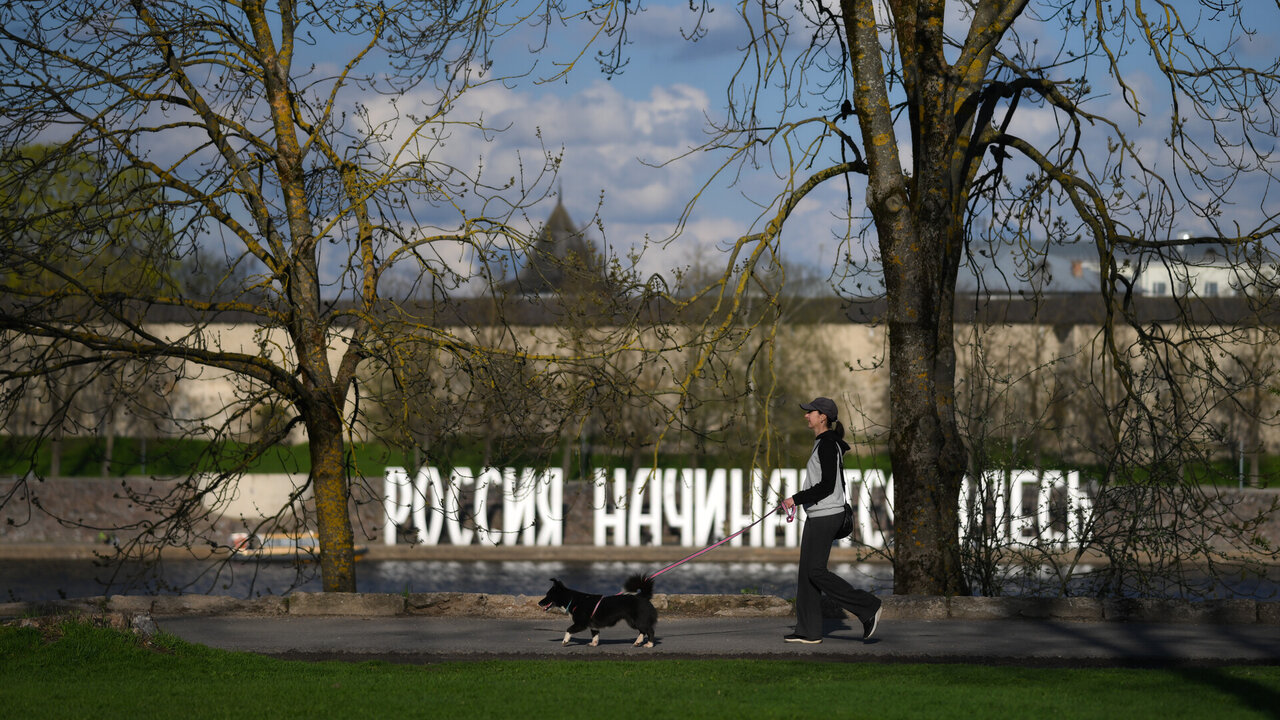 Семья из Европы с семью детьми на фоне пейзажей Пскова