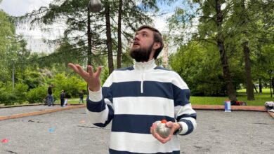 Загадочные металлические шары вместо диванов в интерьере москвичей