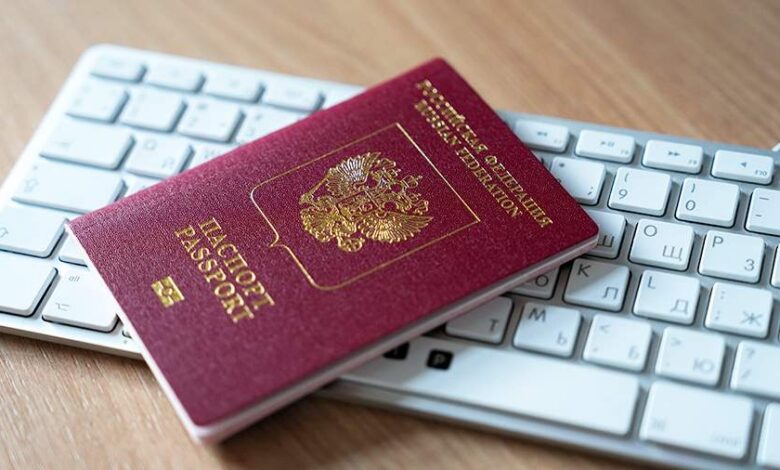 Цифровой дракон в аэропорту Вьетнама, символизирующий современные технологии и инновации в туристической индустрии.