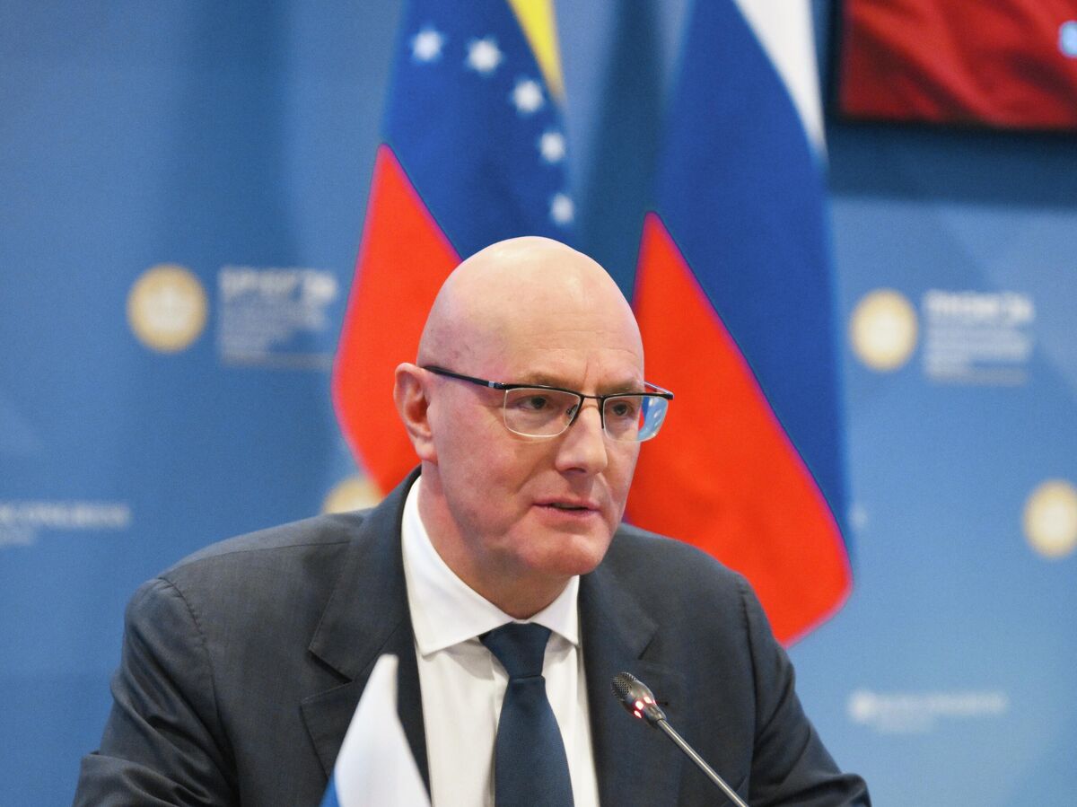 Загранпаспорт и тропический пейзаж, символизирующий путешествия без бюрократии