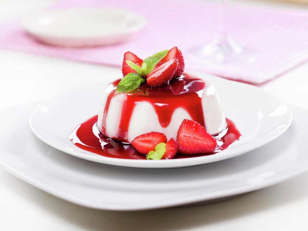 Эклер на фоне нежного десертного стола, символизирующий расставание с любимым лакомством.