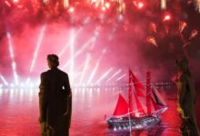 Легендарные паруса на Неве, символ телевидения и культурного наследия России.