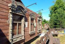 Выставка деревянных порталов в Владимирской области, представляющая душу русской избы.