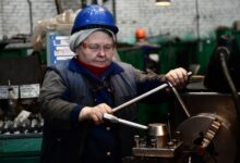 Женщина управляет бульдозером, символизируя новые горизонты для женщин в строительной сфере.