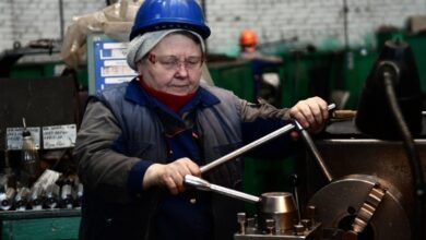 Женщина управляет бульдозером, символизируя новые горизонты для женщин в строительной сфере.