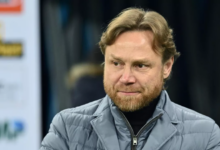 Карпин с чашкой чая на фоне футбольного поля