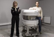Карманный томограф, работающий от простой розетки, демонстрирующий новые технологии в медицине.
