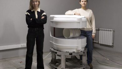 Карманный томограф, работающий от простой розетки, демонстрирующий новые технологии в медицине.