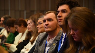 Дети и подростки участвуют в мероприятии Яндекса, посвященном нейросетям и внедорожникам