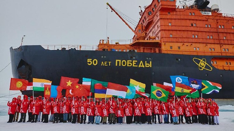 Дети готовятся к поездке на макушку Земли с путевками от Росатома