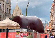 Изображение исполинской черешни на Арбате с трехэтажной ягодой