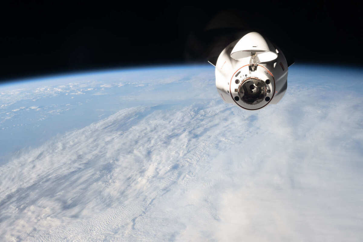 Космический эвакуатор NASA спасает орбитального ветерана