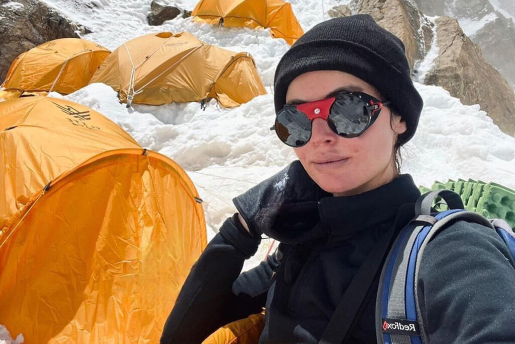 Алина Пекова на фоне величественных гор