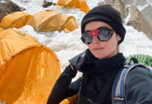 Алина Пекова на фоне величественных гор