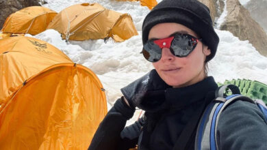Алина Пекова на фоне величественных гор
