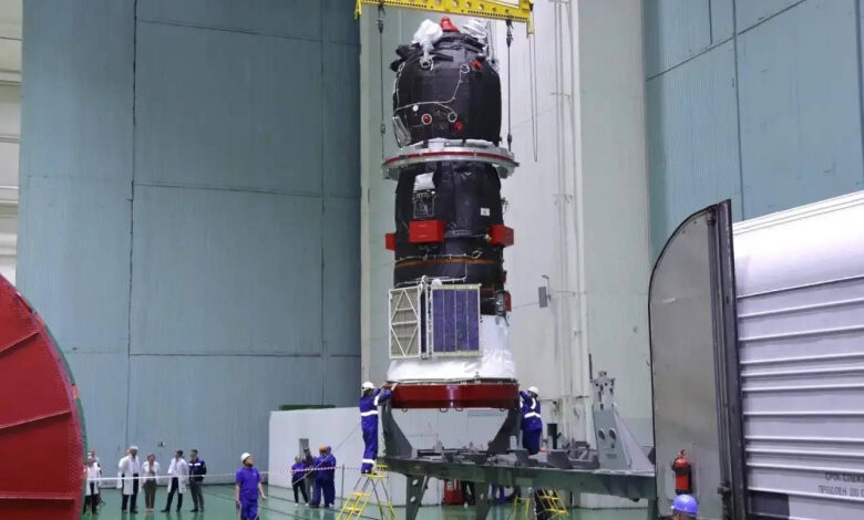 Изображение роя зорких наноспутников на орбите Земли