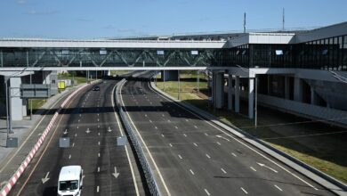 Семья в автомобиле на платной трассе во время летнего путешествия