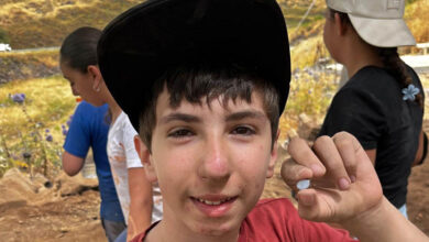 12-летний мальчик с синим агатом, символизирующим древние проклятия Галилеи