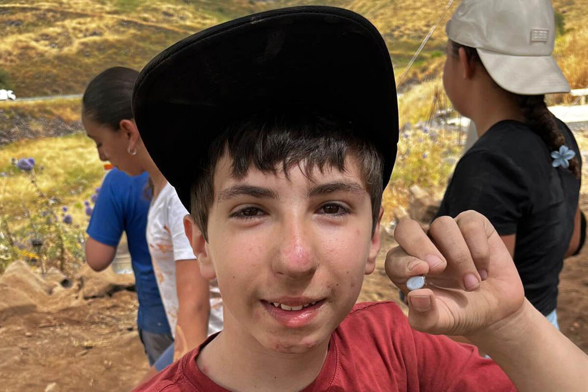12-летний мальчик с синим агатом, символизирующим древние проклятия Галилеи