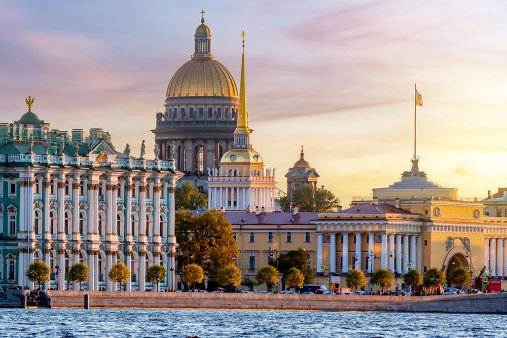 Сцена культурного променада в Санкт-Петербурге, где люди наслаждаются искусством и историей города.