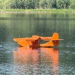 Российский дрон-амфибия 'Меридиан' расправляет свои крылья на водной поверхности.