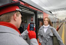 Изображение, иллюстрирующее концепцию использования лицевой биометрии для проезда в поездах